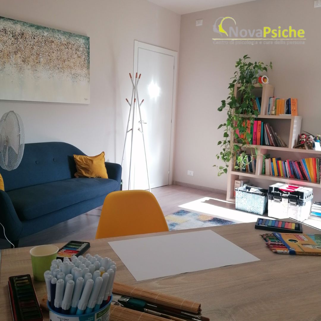 ufficio con logo quadrato